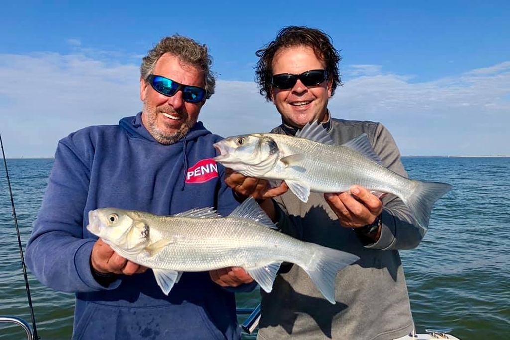 Zeebaars gaat los – Vissen met aas en Berkley topwaters