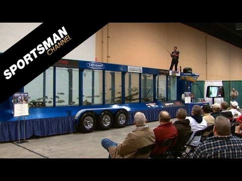Legende Kevin Vandam geeft demo – Vistank met roofvis op een beurs