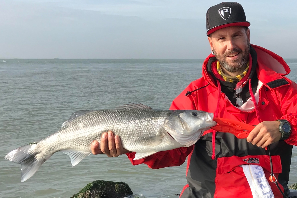 Zeebaars junky – Exclusief op de zoute roofvis