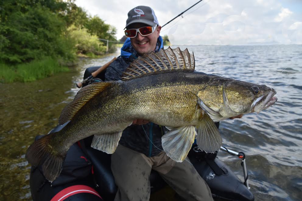 Vliegvisser vangt snoekbaars van 90,5 cm