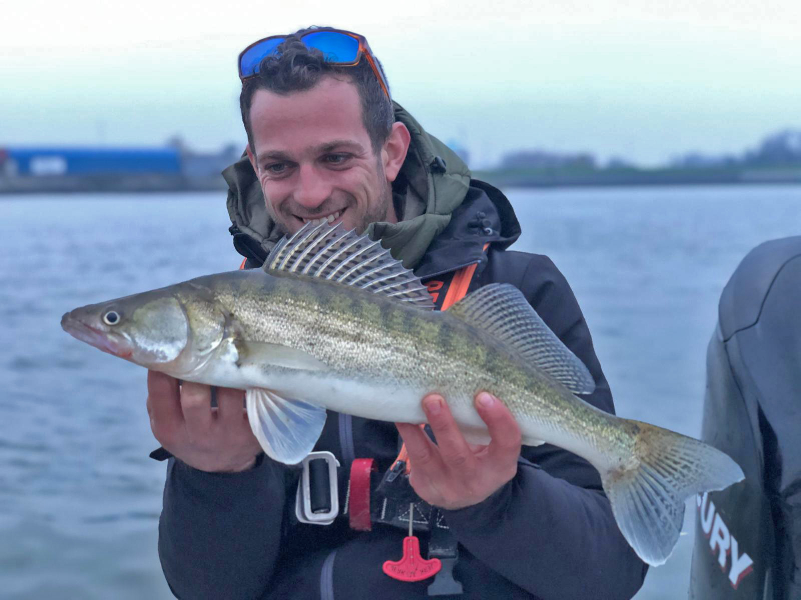 MeervalMeister Rick Habermehl op de snoekbaars in Rotterdam