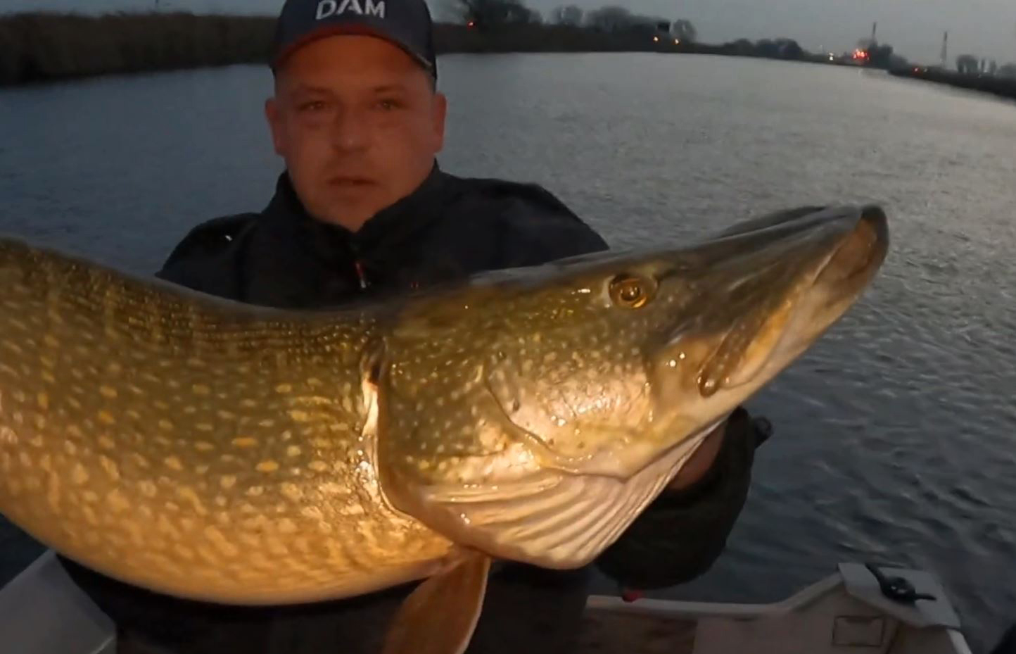 ***MEGAVANGST*** 131 cm snoek op fireball voor Roy Noom