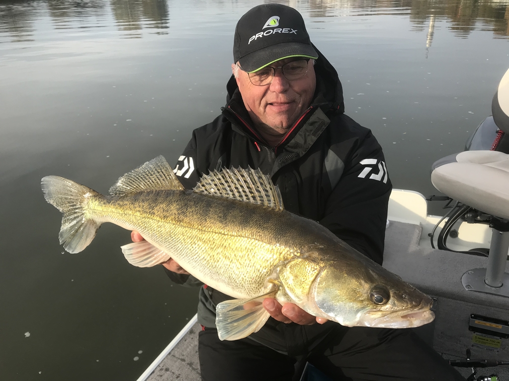 De mooiste tijd voor snoekbaars vissers op het ondiepe – Jouke Jansma