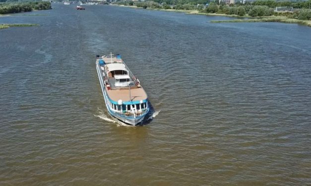 Waarschuwing voor iedereen – Tanker loopt vast op Volkerak