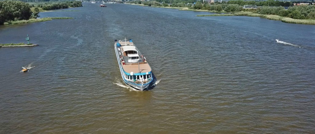Waarschuwing voor iedereen – Tanker loopt vast op Volkerak