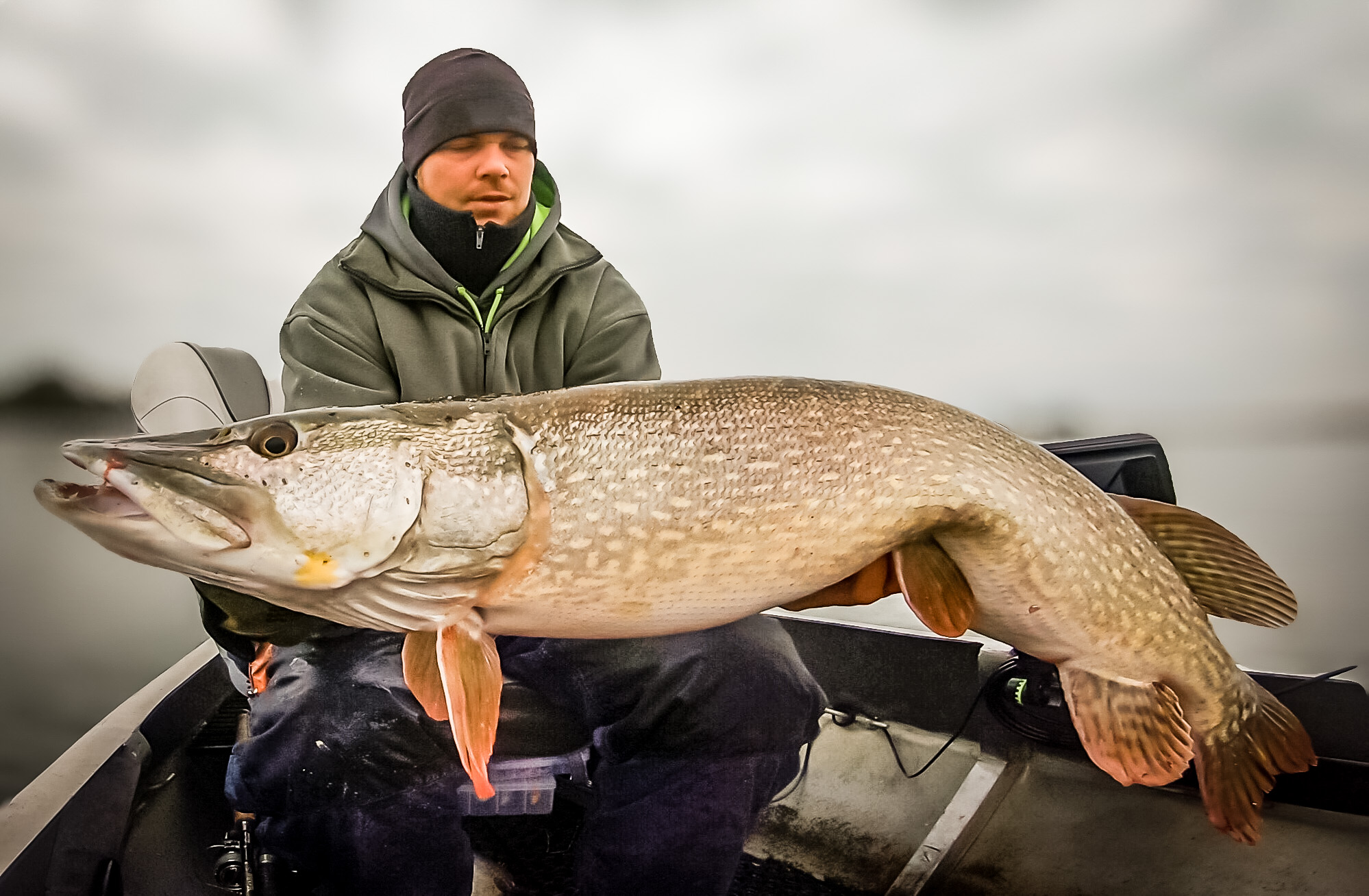 Verticaal vissen op grote snoek – Zware loodkoppen & grote shads