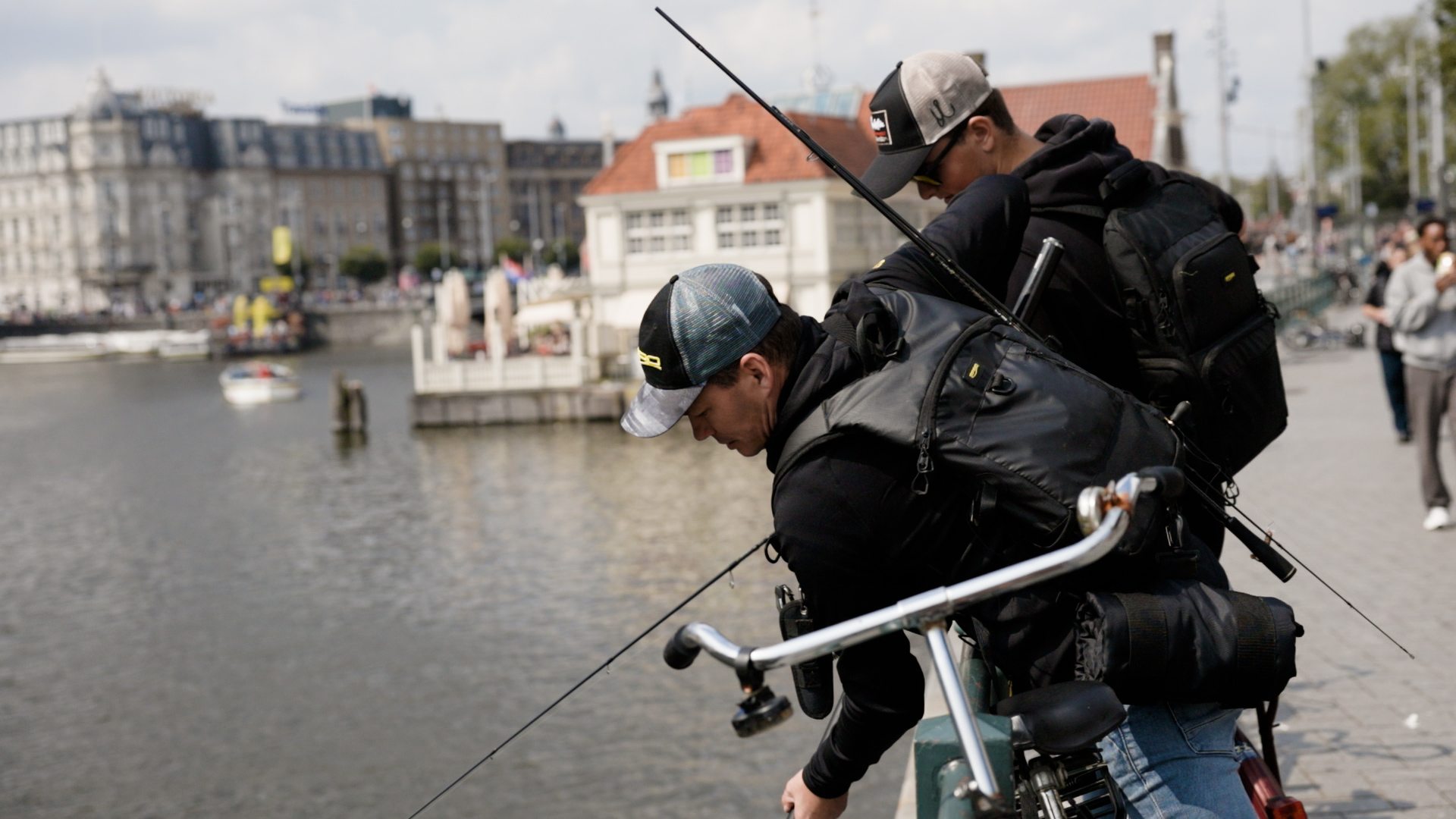 ***VIDEO*** Wij bedenken EXTRA UITDAGINGEN tijdens STREETFISHING AMSTERDAM